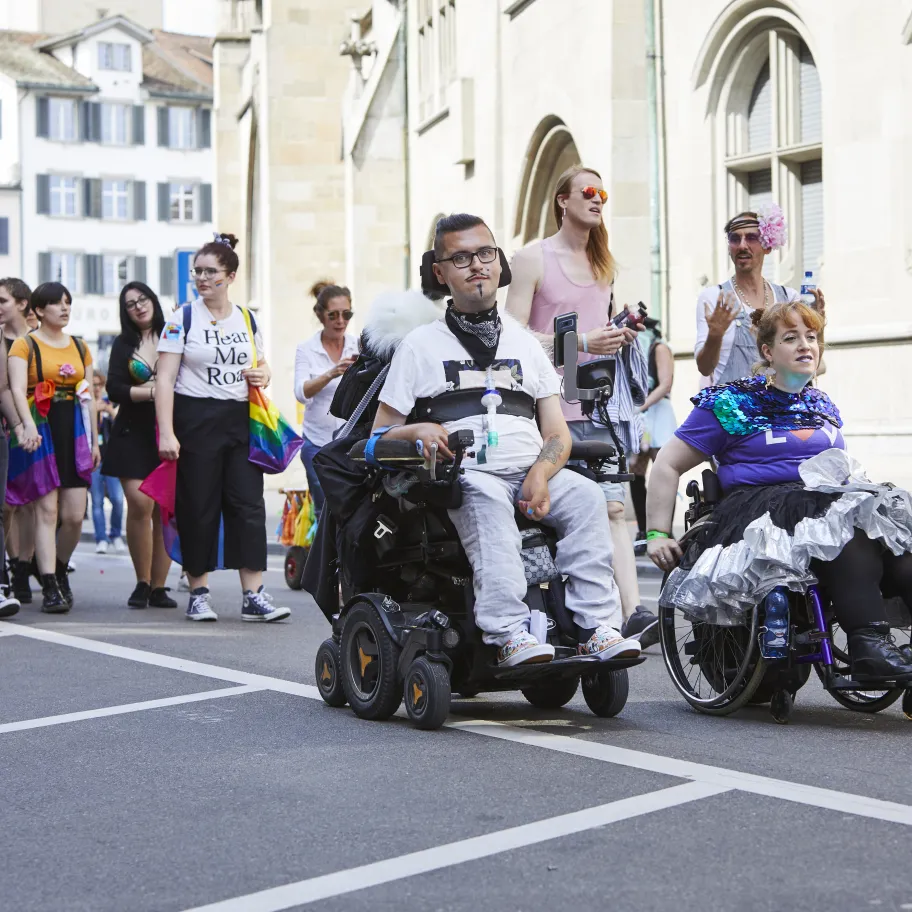 Menschen an einem Umzug