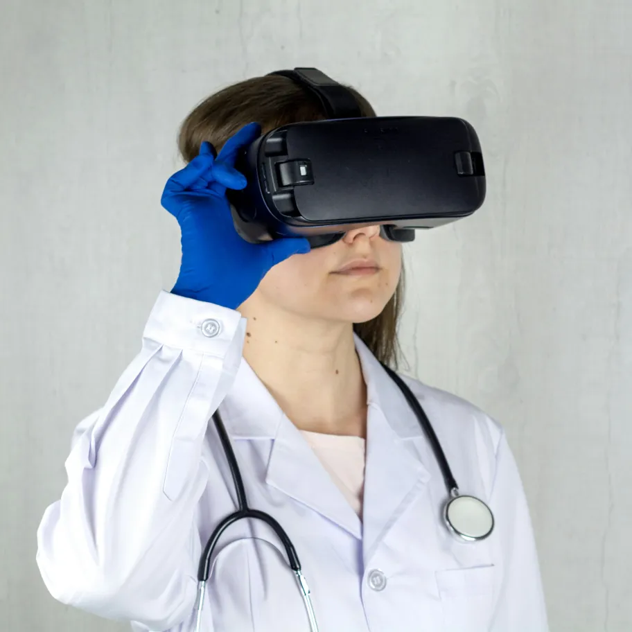 Ein Doktor schaut in eine Virtual Reality Brille