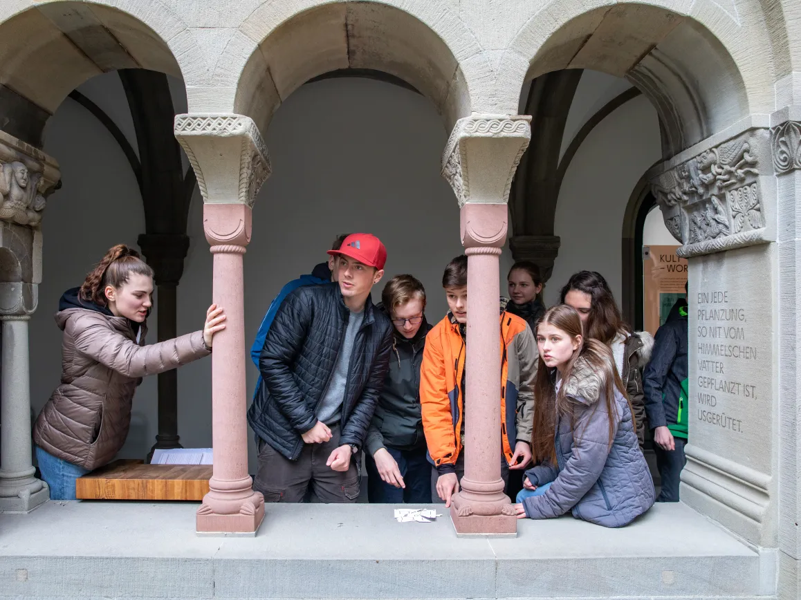 Junge Menschen im Fensterbogen