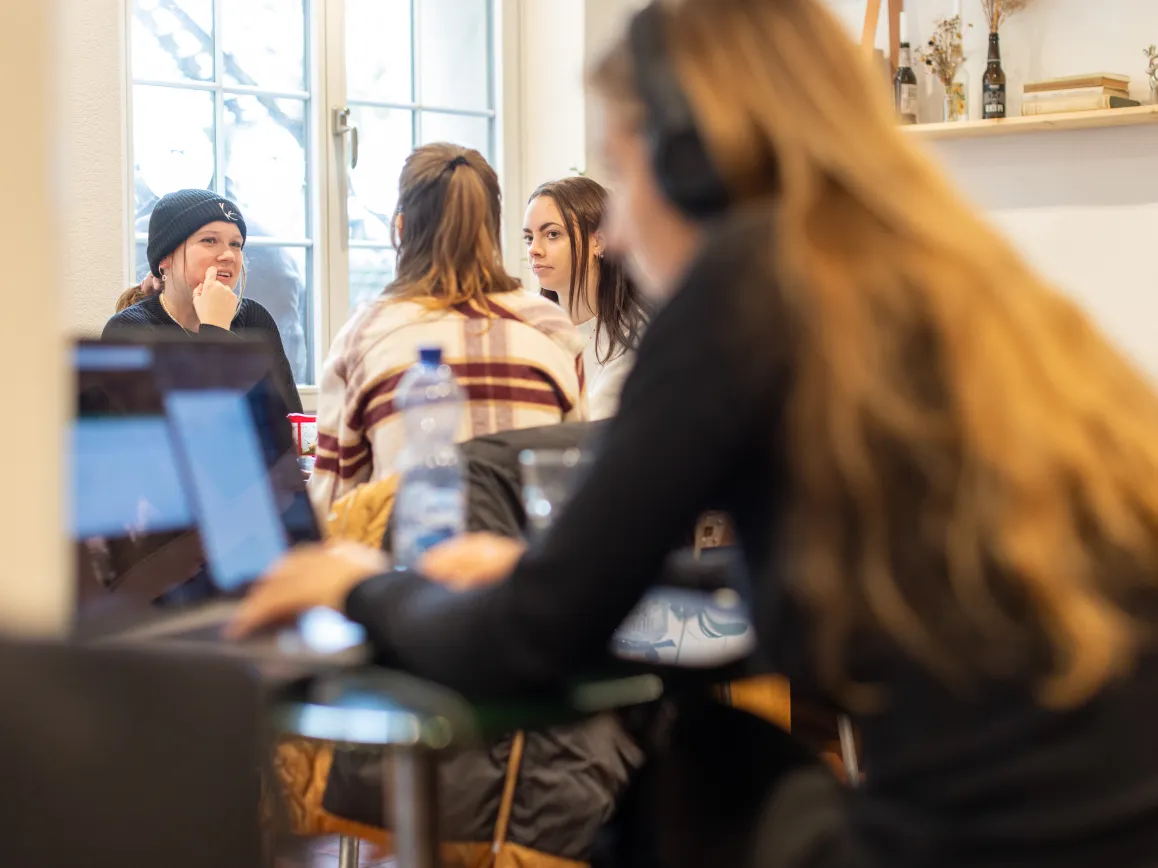 Frau sitzt an einem Laptop