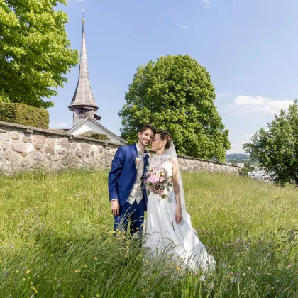 Hochzeitspaar vor Kirche