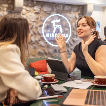 Junge Gäste im Café Hirschli