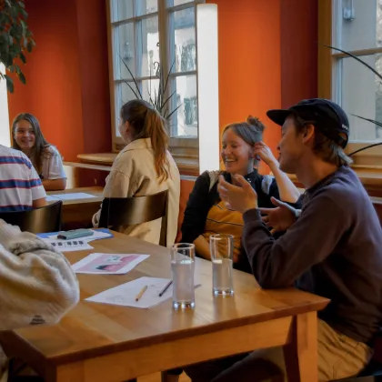 Junge Menschen im Gespräch