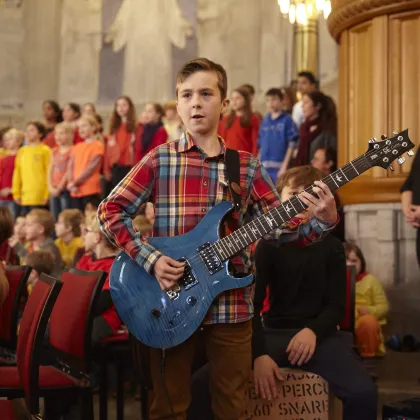 Bub spielt elektrische Gitarre, Chor im Hintergrund