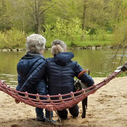 Frauen in Hängematte